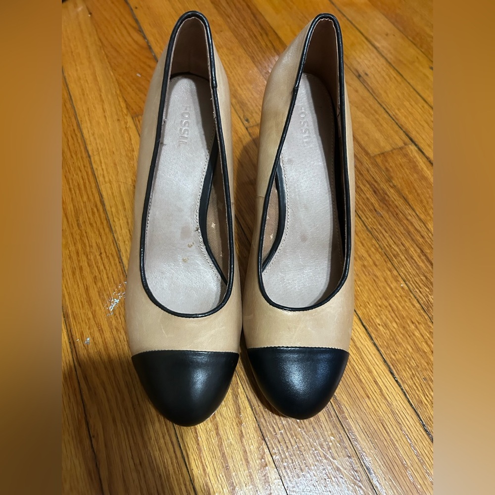 Fossil Two-Tone Tan and Black Cap-Toe Pumps